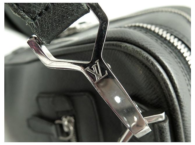 BORSA DOCUMENTI DA VIAGGIO LOUIS VUITTON PM IN PELLE TAIGA CON TRACOLLA Grigio antracite - vista 6