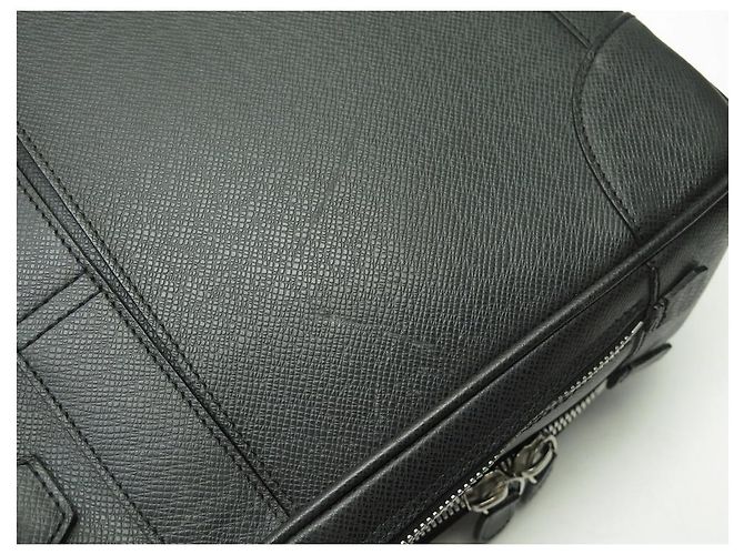 BORSA DOCUMENTI DA VIAGGIO LOUIS VUITTON PM IN PELLE TAIGA CON TRACOLLA Grigio antracite - vista 8