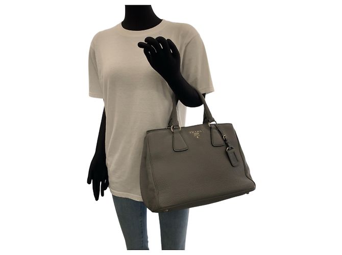 Graue Leder Schultertasche mit Vitello Dino Logo von Prada - Ansicht 7