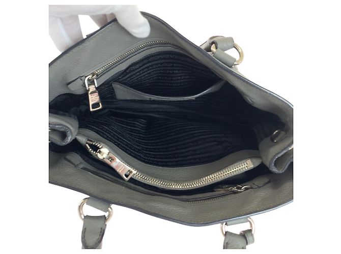 Graue Leder Schultertasche mit Vitello Dino Logo von Prada - Ansicht 9