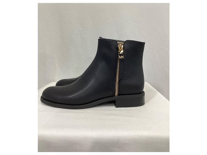 Bota flat Britt da Michael Kors em couro preto - vista 10