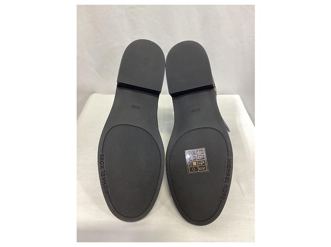 Bota flat Britt da Michael Kors em couro preto - vista 11