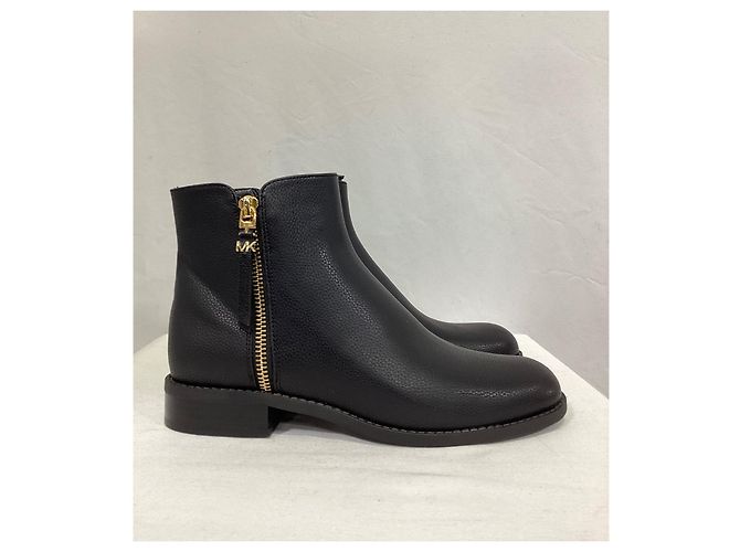 Bota flat Britt da Michael Kors em couro preto - vista 13
