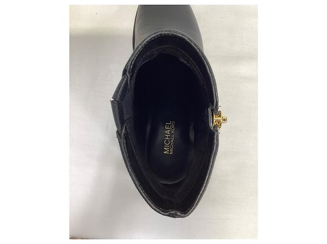 Bota flat Britt da Michael Kors em couro preto - vista 14