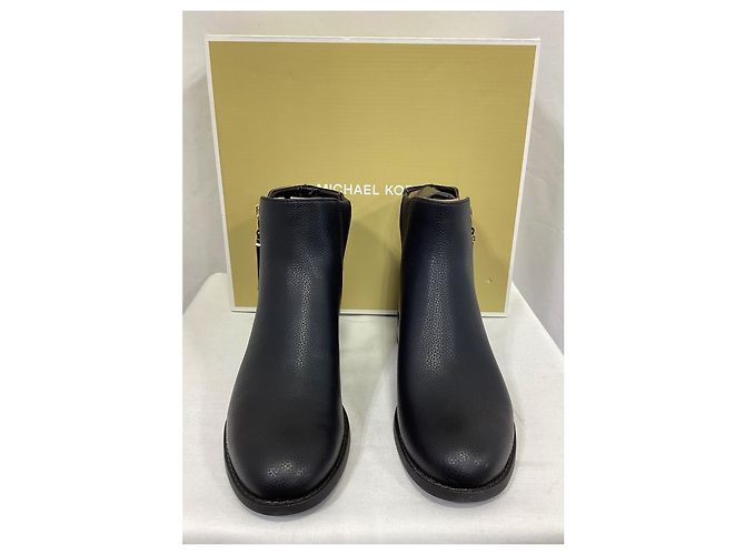 Bota flat Britt da Michael Kors em couro preto - vista 16