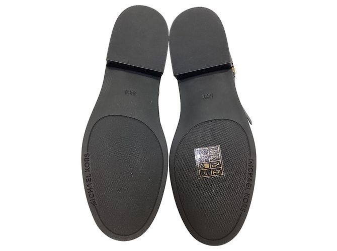 Bota flat Britt da Michael Kors em couro preto - vista 4
