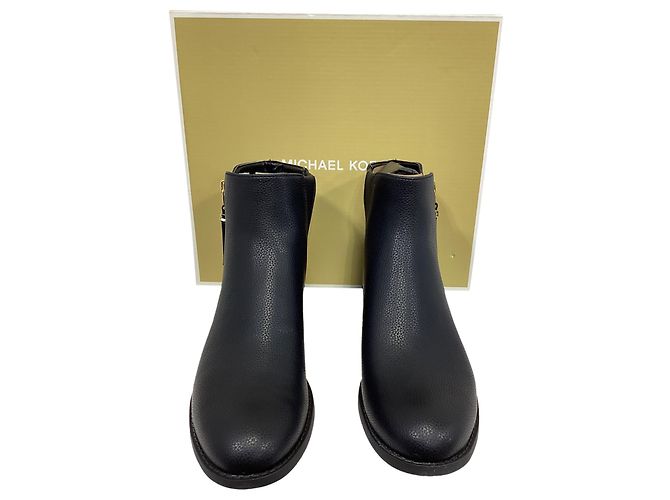 Bota flat Britt da Michael Kors em couro preto - vista 8