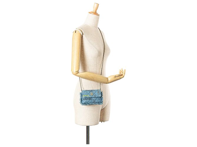 Chanel Blaue Mini-Denim-Clutch mit Kette - Ansicht 12