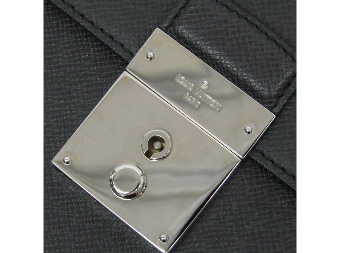 Malette Taiga Neo Robusto 2 de Louis Vuitton Gris - vue 10