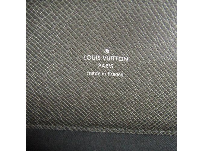 Malette Taiga Neo Robusto 2 de Louis Vuitton Gris - vue 13
