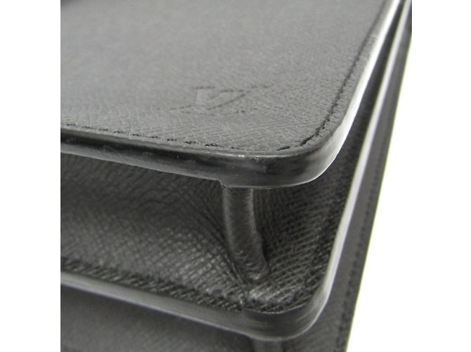 Malette Taiga Neo Robusto 2 de Louis Vuitton Gris - vue 7