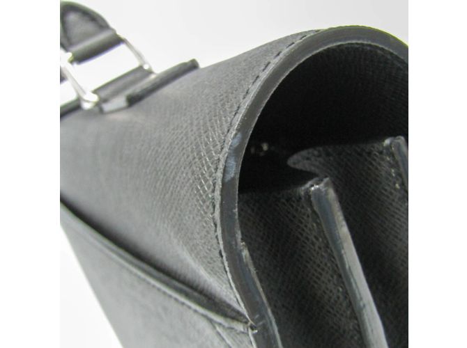 Malette Taiga Neo Robusto 2 de Louis Vuitton Gris - vue 9