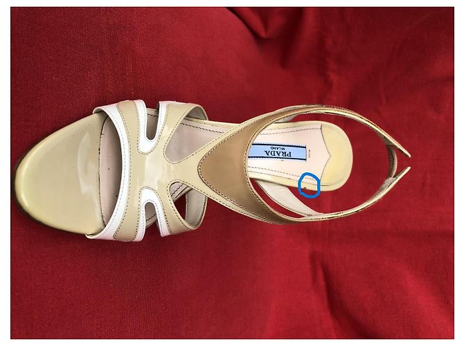 Sandali Prada Fiamma in vernice bianco e beige - vista 10