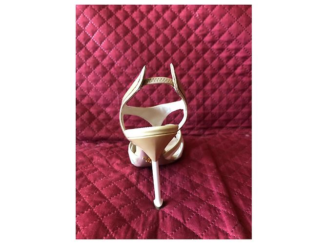 Sandali Prada Fiamma in vernice bianco e beige - vista 11