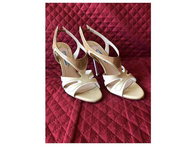 Sandali Prada Fiamma in vernice bianco e beige - vista 2