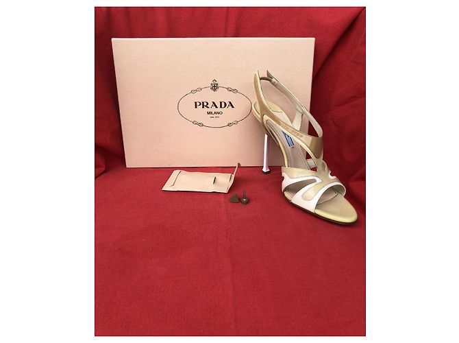 Sandali Prada Fiamma in vernice bianco e beige - vista 4