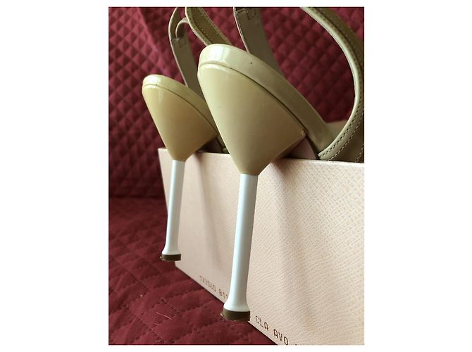 Sandali Prada Fiamma in vernice bianco e beige - vista 7