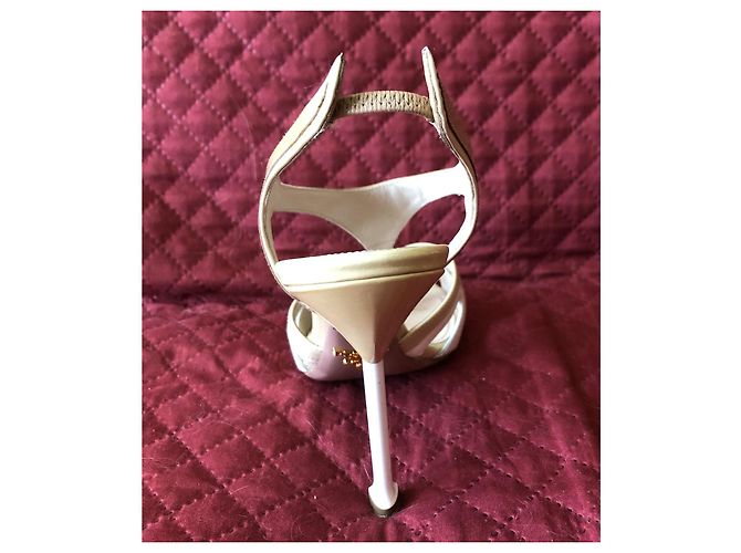 Sandali Prada Fiamma in vernice bianco e beige - vista 8