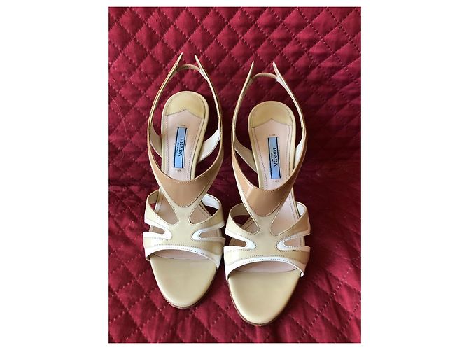 Sandali Prada Fiamma in vernice bianco e beige - vista 9