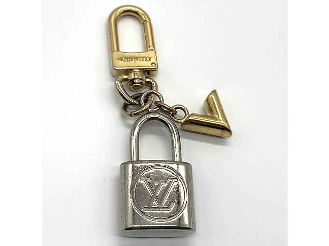 Porte-clés charm en forme de cadenas Kaleido V de Louis Vuitton - vue 2
