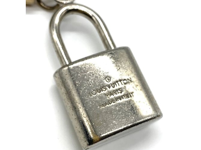 Porte-clés charm en forme de cadenas Kaleido V de Louis Vuitton - vue 3