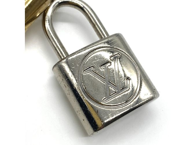 Porte-clés charm en forme de cadenas Kaleido V de Louis Vuitton - vue 4