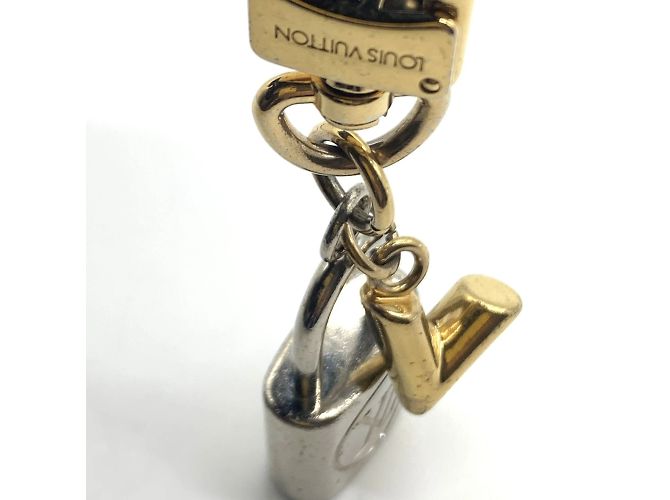 Porte-clés charm en forme de cadenas Kaleido V de Louis Vuitton - vue 7