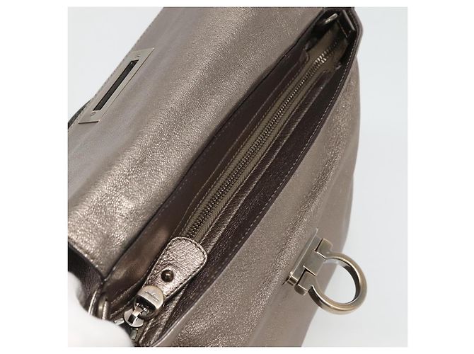 Borsa a mano in pelle Gancini Salvatore Ferragamo 2 vie tono oro Auth 121739 - vista 16