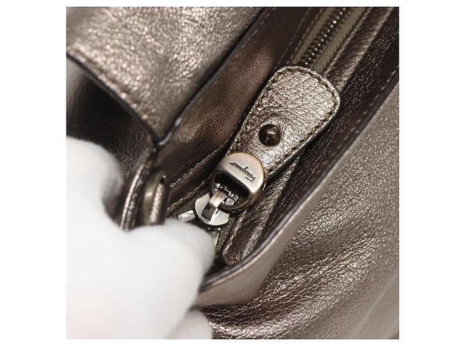 Borsa a mano in pelle Gancini Salvatore Ferragamo 2 vie tono oro Auth 121739 - vista 17