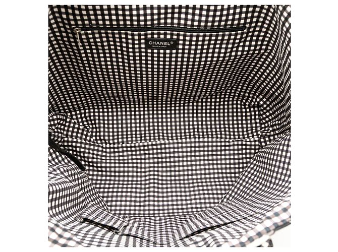Chanel Weiße bedruckte Gingham-Wochenendtasche - Ansicht 3