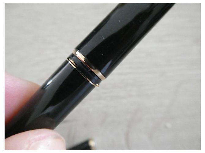 Pluma Montblanc 585 con plumín de oro y estuche de cuero estilo cocodrilo Negro - vista 10