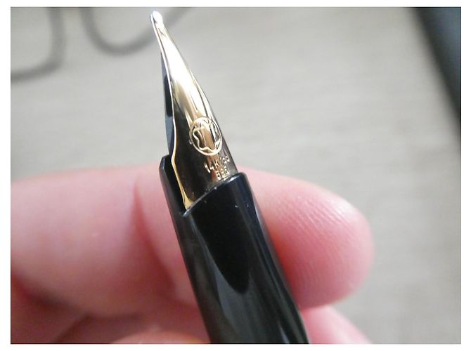 Pluma Montblanc 585 con plumín de oro y estuche de cuero estilo cocodrilo Negro - vista 2