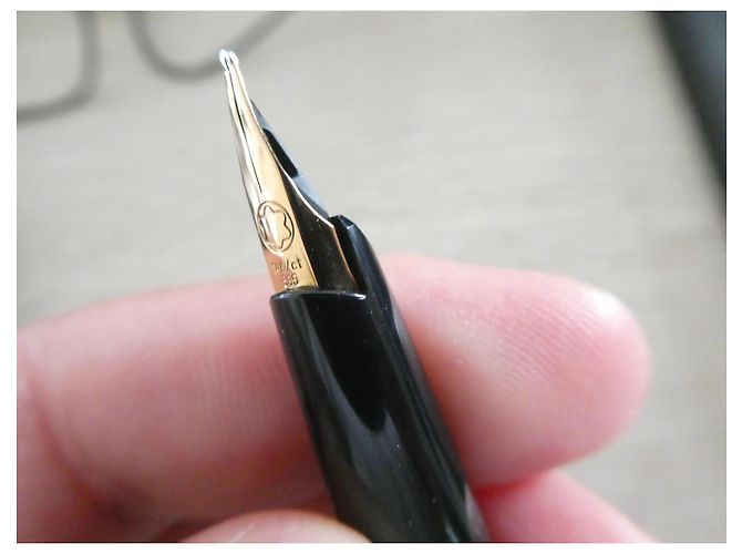 Pluma Montblanc 585 con plumín de oro y estuche de cuero estilo cocodrilo Negro - vista 3
