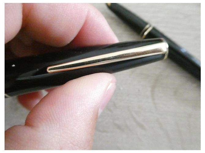Pluma Montblanc 585 con plumín de oro y estuche de cuero estilo cocodrilo Negro - vista 4