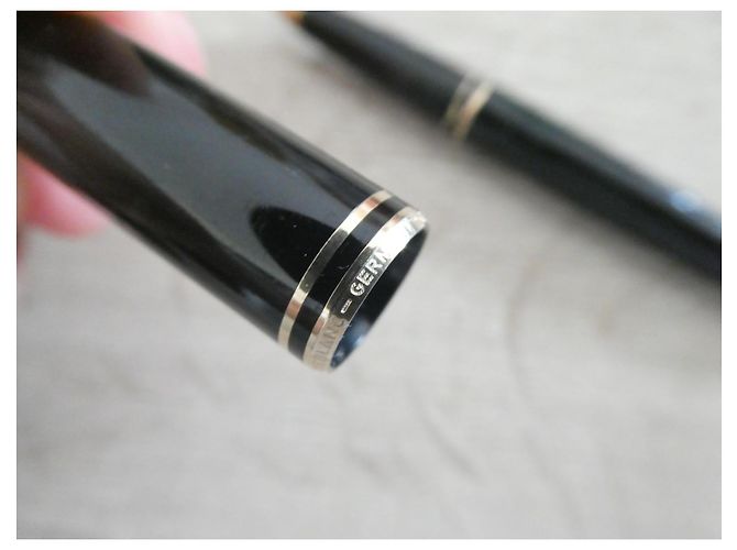 Pluma Montblanc 585 con plumín de oro y estuche de cuero estilo cocodrilo Negro - vista 7