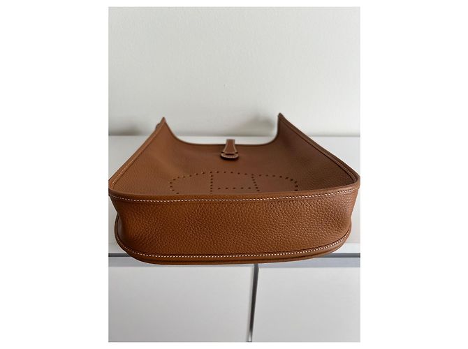 Borsa a tracolla Hermès Evelyne III Taurillon Clemence Gold Cammello - vista 9
