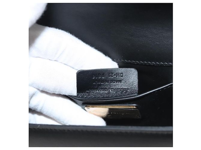 Borsa a spalla in pelle nera e oro Gancini Chain di Salvatore Ferragamo Auth 120981 Nero D'oro - vista 11