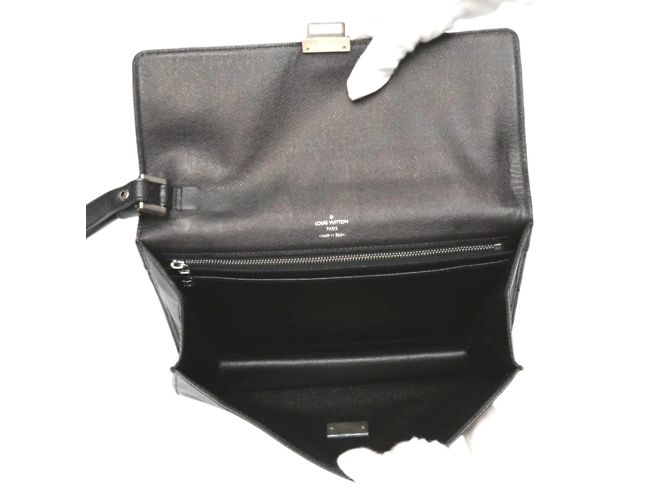 Borsa Clutch Selenga Taiga di Louis Vuitton Nero - vista 11