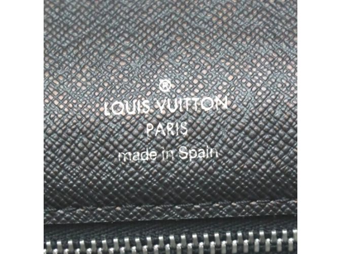 Borsa Clutch Selenga Taiga di Louis Vuitton Nero - vista 13