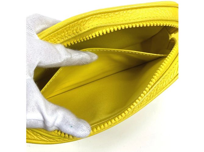 Pochette Volga en Monogram Empreinte de Louis Vuitton Jaune - vue 10