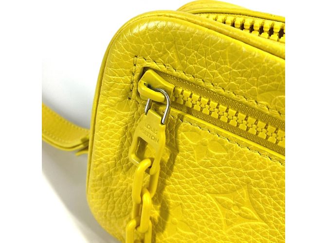 Pochette Volga en Monogram Empreinte de Louis Vuitton Jaune - vue 12