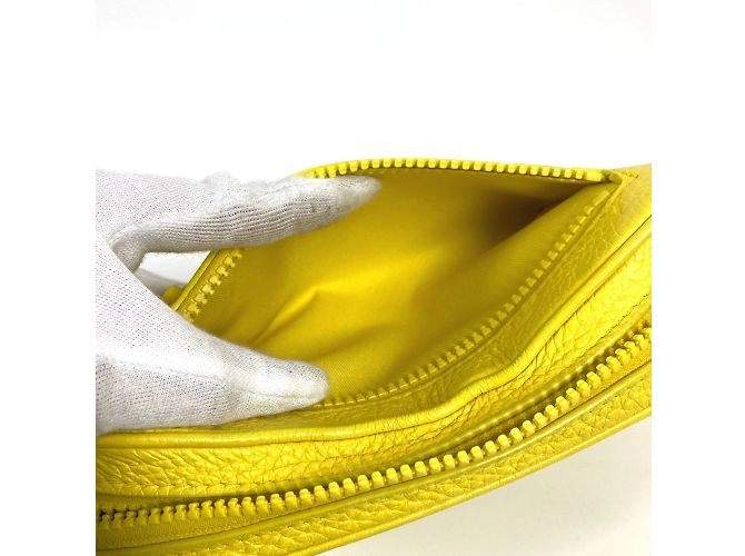 Pochette Volga en Monogram Empreinte de Louis Vuitton Jaune - vue 13