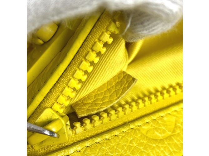 Pochette Volga en Monogram Empreinte de Louis Vuitton Jaune - vue 14