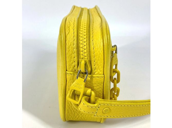 Pochette Volga en Monogram Empreinte de Louis Vuitton Jaune - vue 4