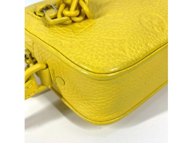 Pochette Volga en Monogram Empreinte de Louis Vuitton Jaune - vue 6