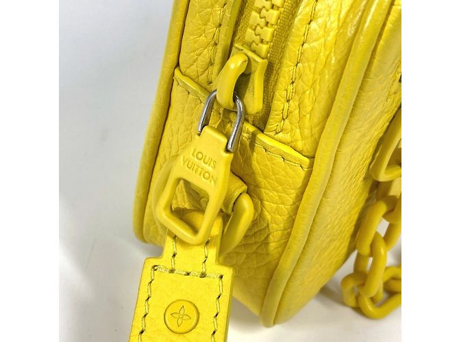 Pochette Volga en Monogram Empreinte de Louis Vuitton Jaune - vue 7