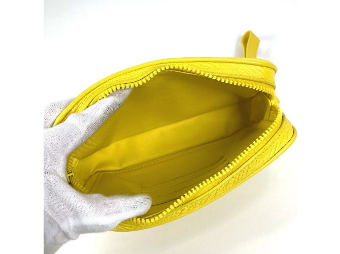 Pochette Volga en Monogram Empreinte de Louis Vuitton Jaune - vue 8