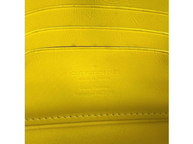 Pochette Volga en Monogram Empreinte de Louis Vuitton Jaune - vue 9