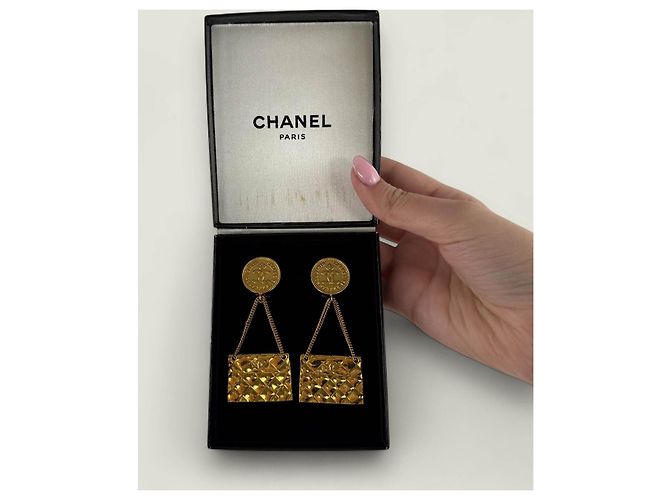Orecchini vintage classici Chanel D'oro Gold hardware - vista 2