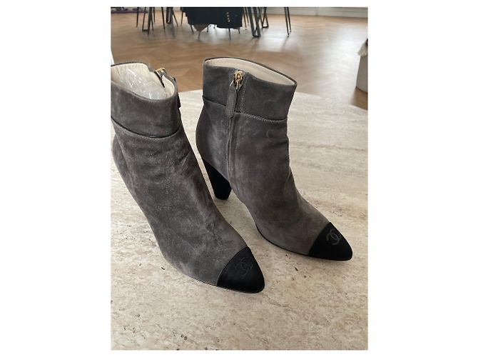 Botines de tacón Chanel en ante gris - vista 9